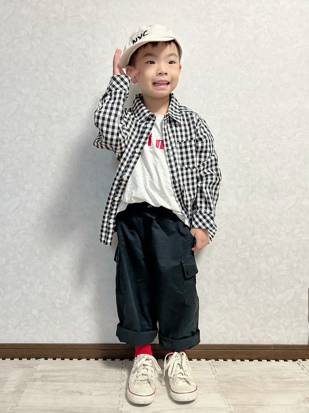 ホワイト系のTシャツ/カットソー、ホワイト系のカーゴパンツ、グリーン系のトートバッグを着用したレディースの秋コーディネートの3枚目の写真