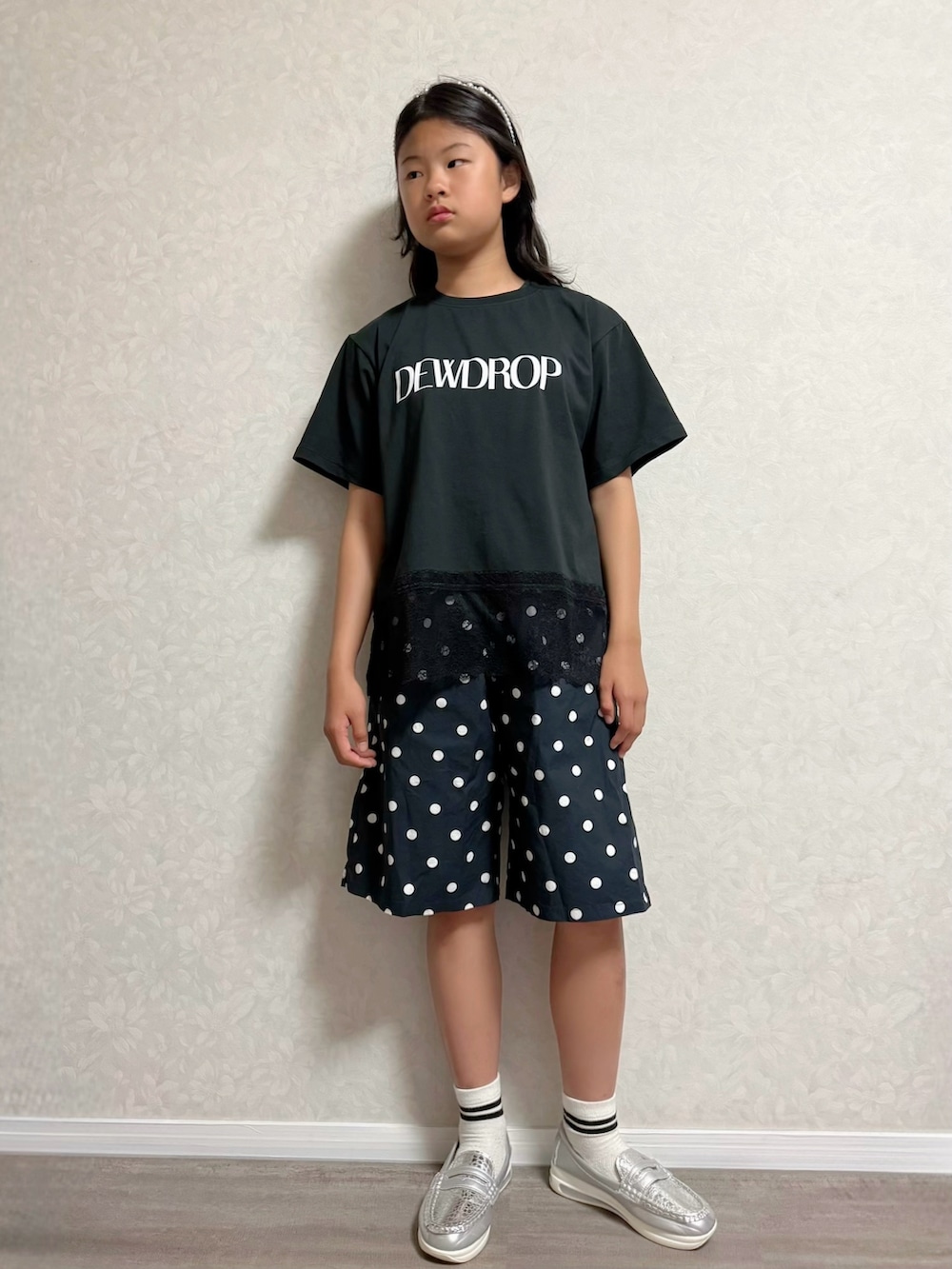 ブラック系のその他パンツ、ブラック系のTシャツ/カットソー、シルバー系のショルダーバッグを着用したキッズの夏コーディネートの3枚目の写真