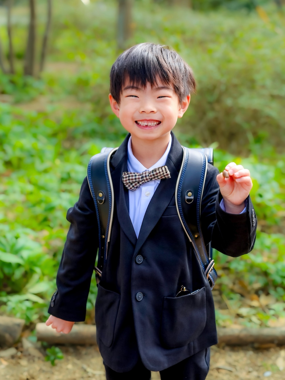 ブラック系のランドセル、ブラウン系のローファー、ホワイト系のシャツ/ブラウスを着用したキッズの冬コーディネートの4枚目の写真