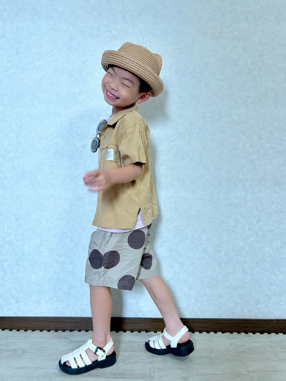 ピンク系のTシャツ/カットソー、イエロー系のシャツ/ブラウス、ホワイト系のサンダルを着用したキッズの夏コーディネートの4枚目の写真