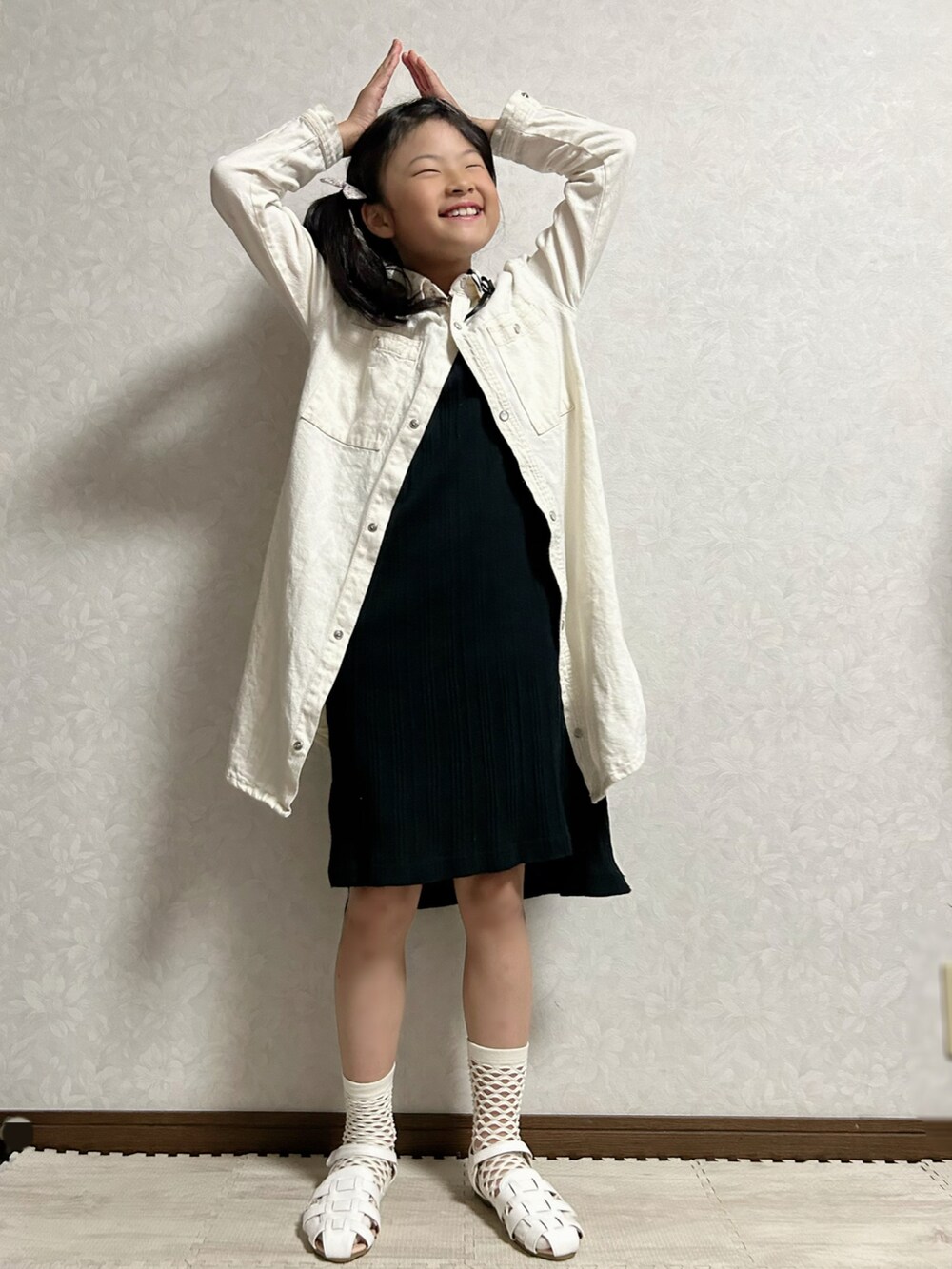 ブラック系のワンピース、グレー系のワンピース、ホワイト系のワンピースを着用したキッズの春コーディネートの4枚目の写真