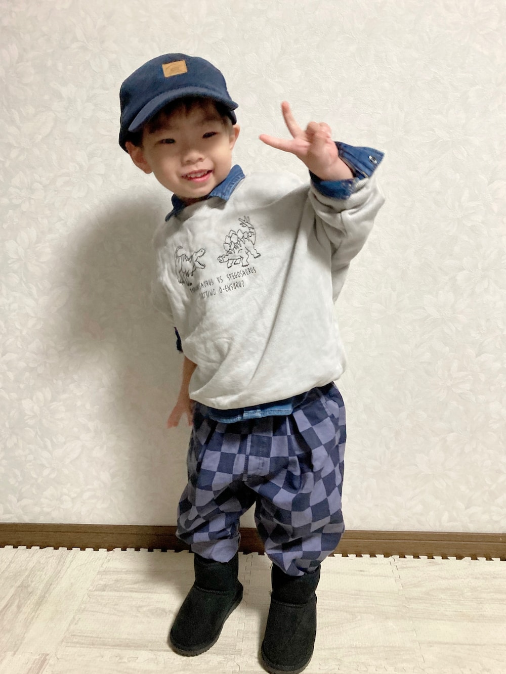 ブルー系のシャツ/ブラウス、グレー系のスウェット、ブルー系のパンツを着用したキッズの冬コーディネートの3枚目の写真