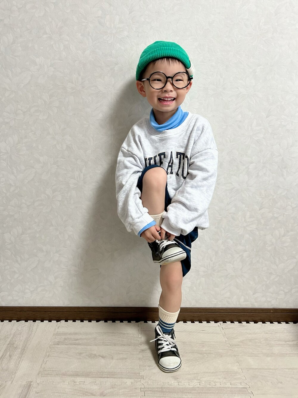 グレー系のスウェット、ブルー系のTシャツ/カットソー、ブルー系のその他パンツを着用したキッズの秋コーディネートの3枚目の写真