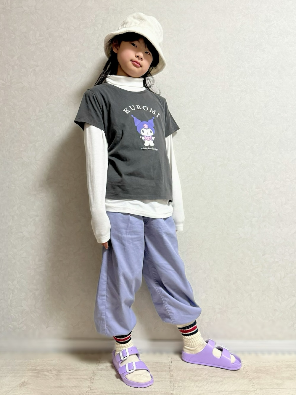 ホワイト系のTシャツ/カットソー、グレー系のTシャツ/カットソー、パープル系のチノパンツを着用したキッズの春コーディネートの2枚目の写真