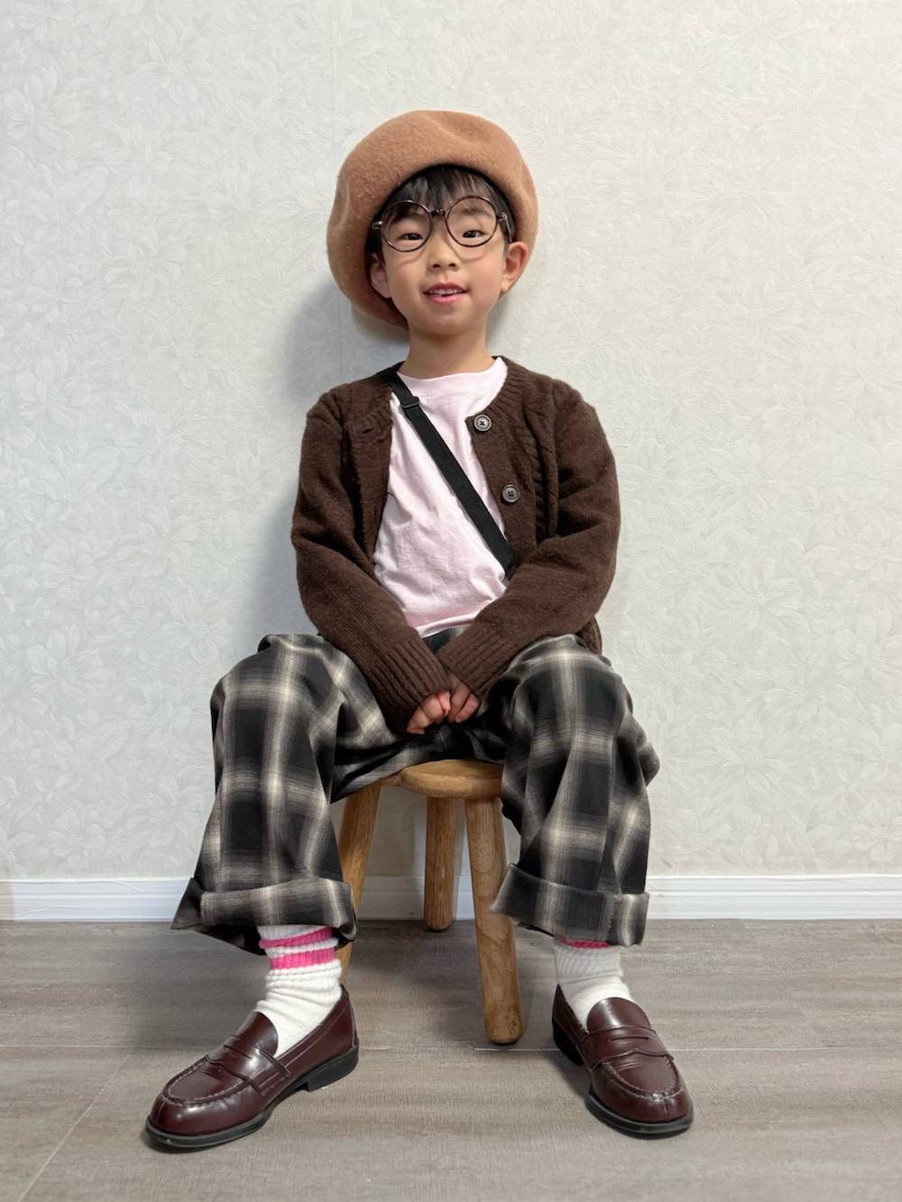 ブラウン系のその他パンツ、ブラウン系のローファー、ピンク系のTシャツ/カットソーを着用したキッズの冬コーディネートの3枚目の写真