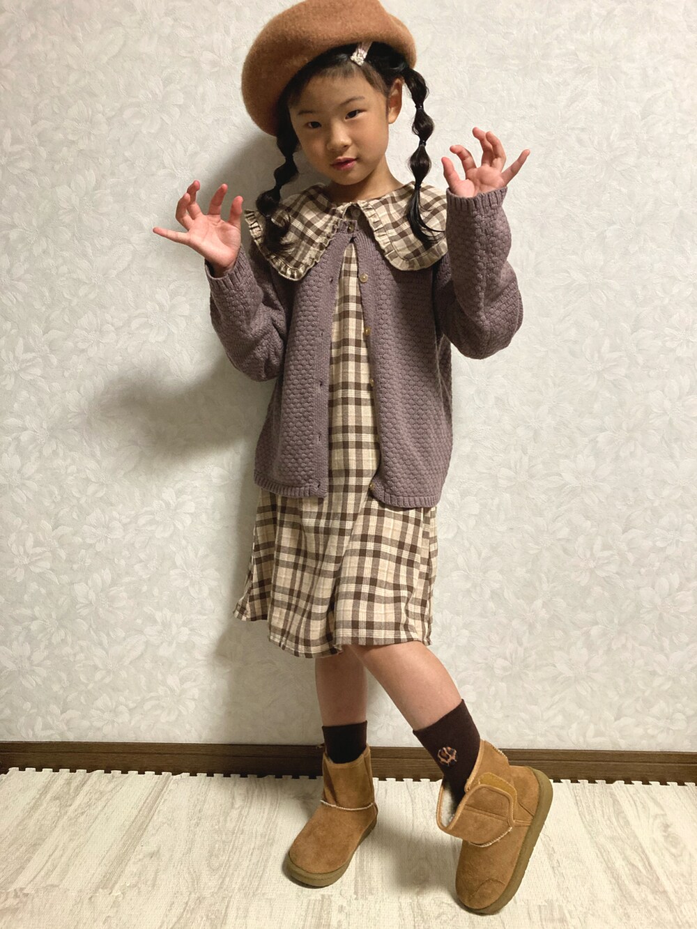 ブラウン系のシャツワンピース、グレー系のカーディガン/ボレロ、ベージュ系のブーツを着用したキッズの秋コーディネートの5枚目の写真