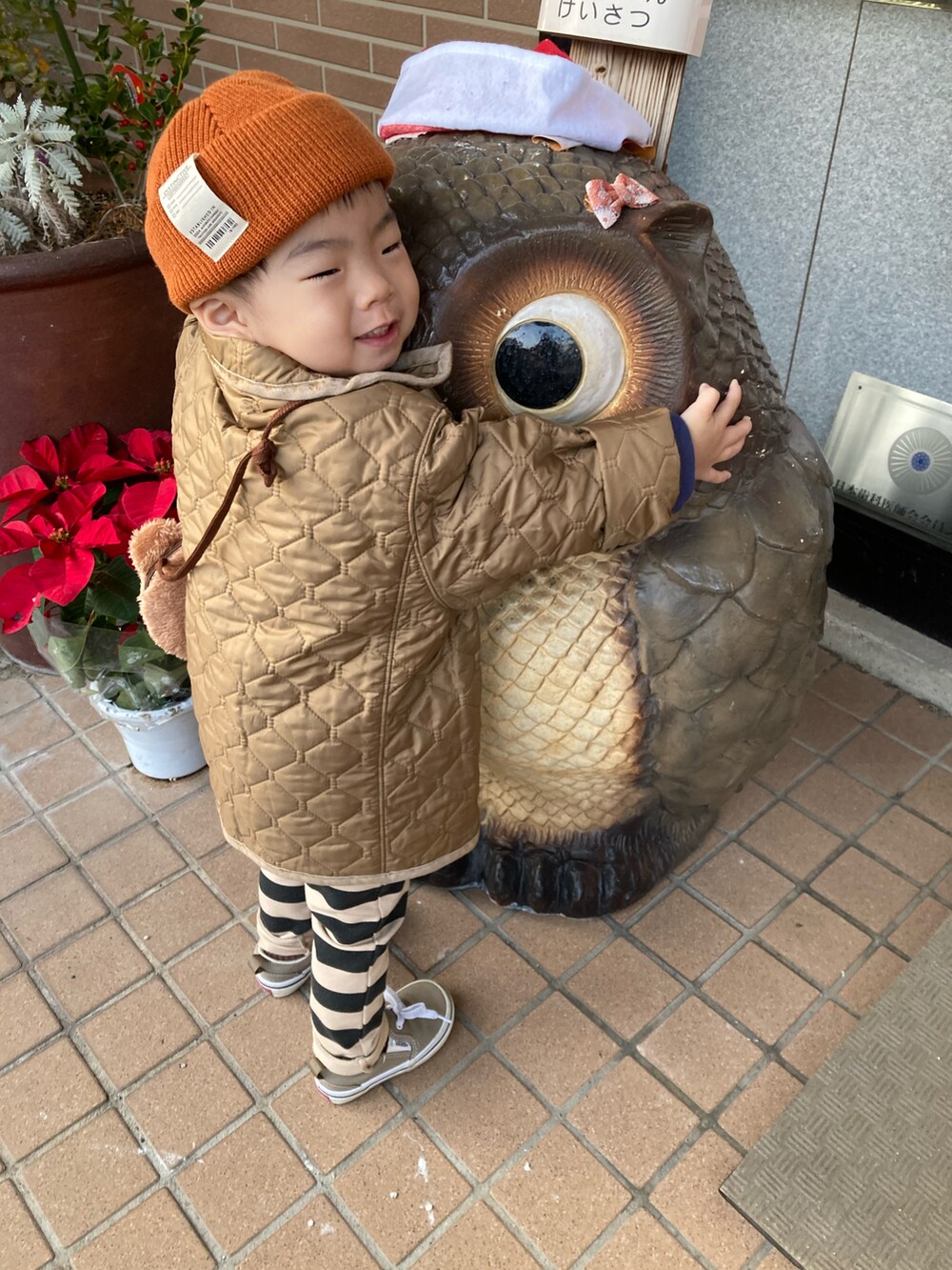 グリーン系のブルゾン、ブルー系のTシャツ/カットソー、ブラック系のその他パンツを着用したキッズの冬コーディネートの4枚目の写真