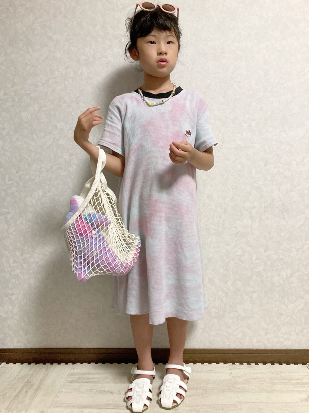 ブラック系のタンクトップ、その他のワンピース、ホワイト系のバッグを着用したキッズの夏コーディネートの5枚目の写真