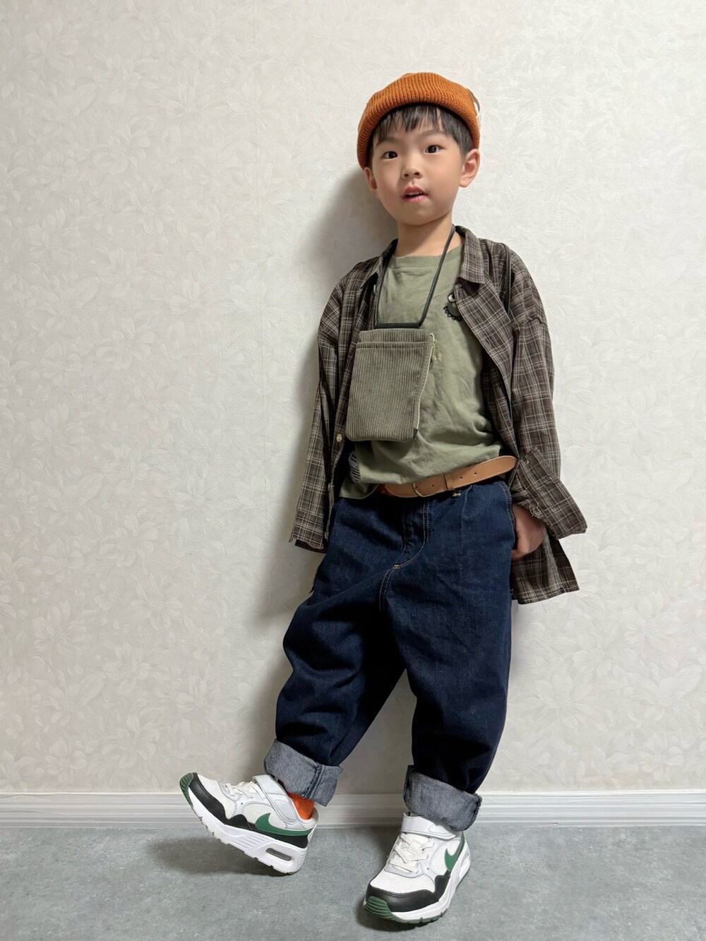 ブラウン系のシャツ/ブラウス、ホワイト系のスニーカー、グリーン系のTシャツ/カットソーを着用したキッズの秋コーディネートの2枚目の写真