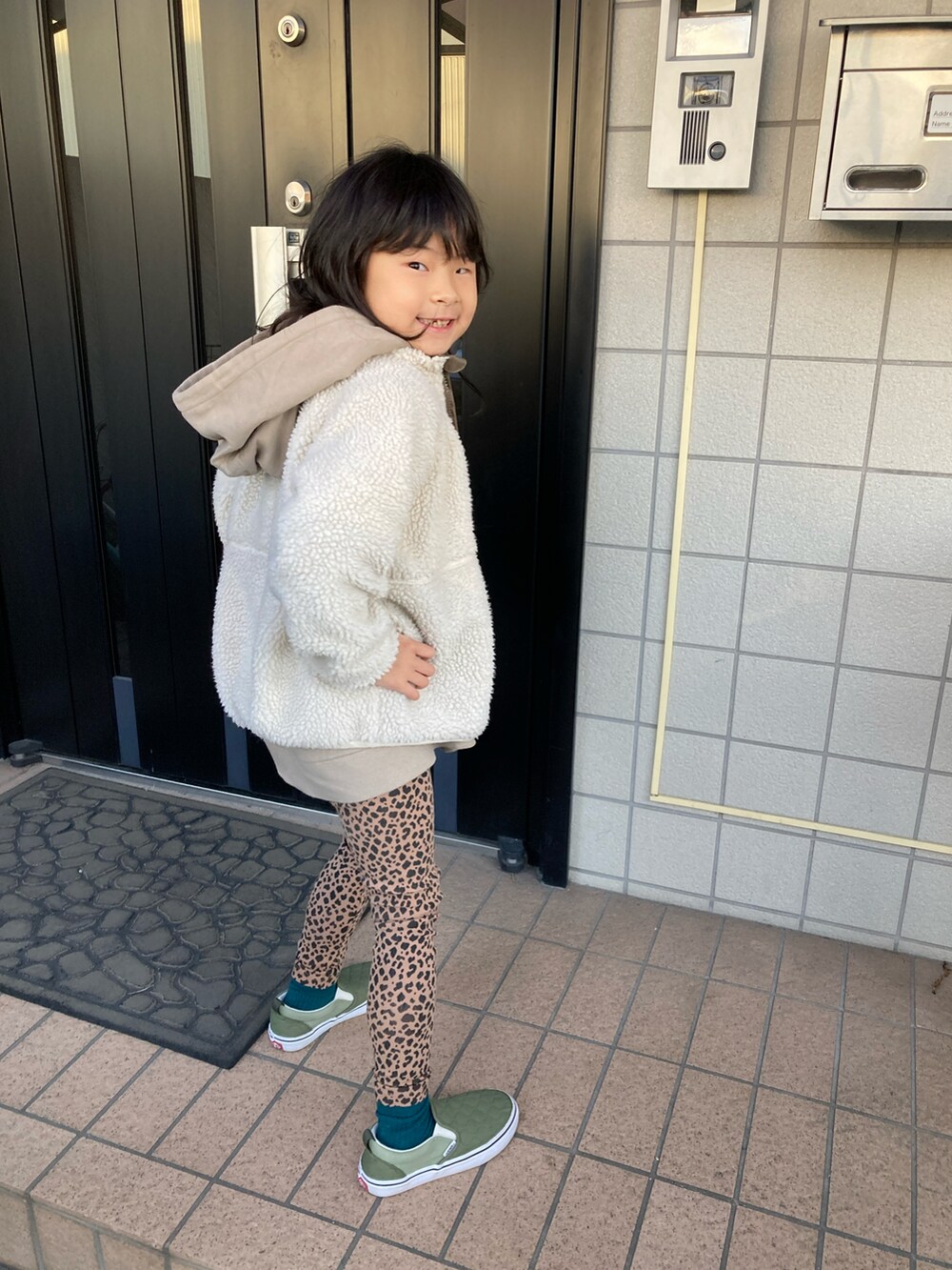 ホワイト系のTシャツ/カットソー、ベージュ系のパーカー、ベージュ系のブルゾンを着用したキッズの冬コーディネートの4枚目の写真