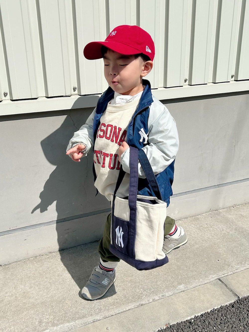 ブルー系のナイロンジャケット、ホワイト系のシャツ/ブラウス、ホワイト系のスウェットを着用したキッズの春コーディネートの4枚目の写真