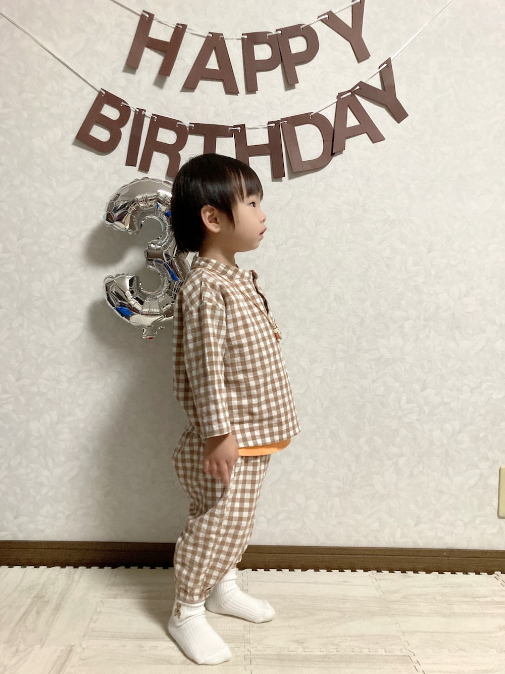 ブラウン系のローファー、オレンジ系のタンクトップ、ブラウン系のセットアップを着用したキッズの秋コーディネートの5枚目の写真