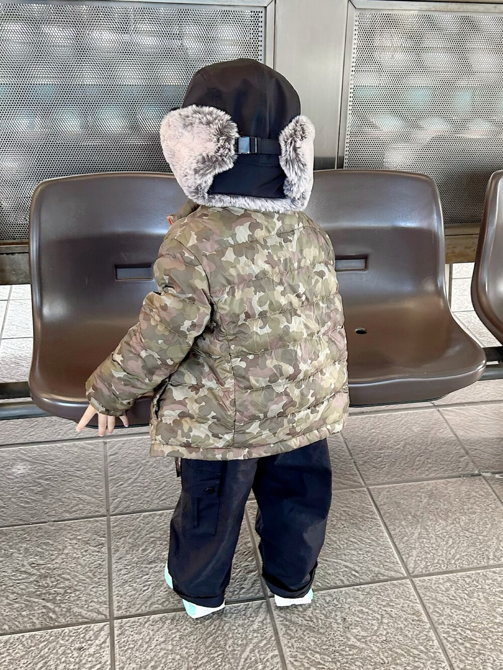 ブルー系のTシャツ/カットソー、グリーン系のダウンジャケット/コート、ブラック系のカーゴパンツを着用したキッズの冬コーディネートの2枚目の写真