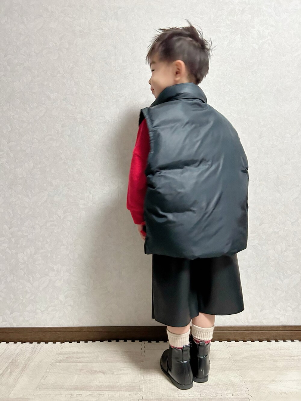 ブラック系のパンツ、レッド系のスウェット、ブラック系のブーツを着用したキッズの冬コーディネートの4枚目の写真