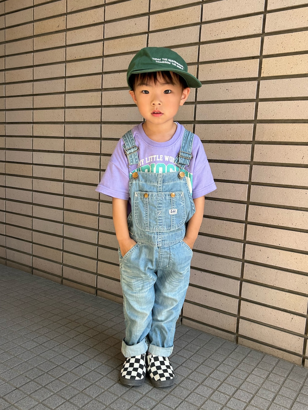 パープル系のTシャツ/カットソー、ブルー系のサロペット/オーバーオール、その他のスリッポンを着用したキッズの夏コーディネートの2枚目の写真