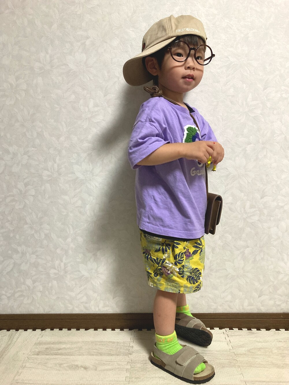 パープル系のTシャツ/カットソー、ブルー系のTシャツ/カットソー、イエロー系のその他パンツを着用したキッズの夏コーディネートの4枚目の写真