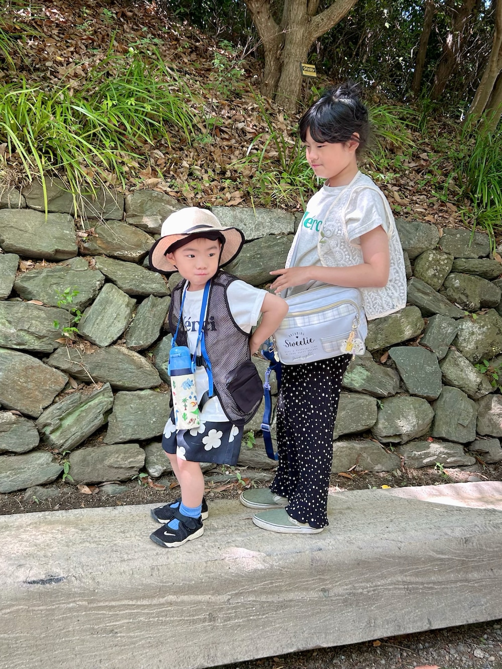 グレー系のTシャツ/カットソー、ホワイト系のTシャツ/カットソー、ホワイト系のその他パンツを着用したキッズの春コーディネートの5枚目の写真