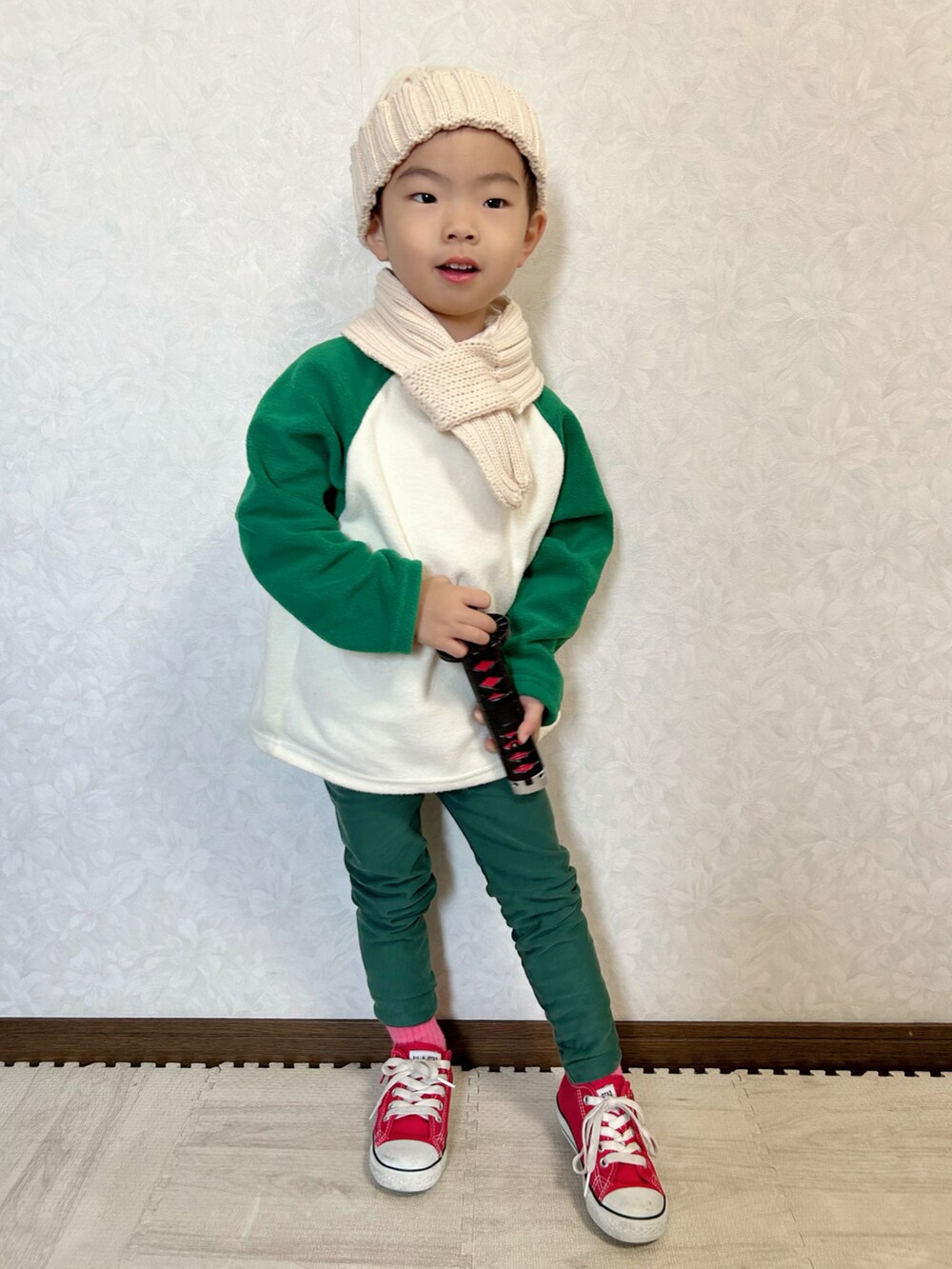 グレー系のブルゾン、ホワイト系のニット/セーター、その他のTシャツ/カットソーを着用したキッズの冬コーディネートの2枚目の写真