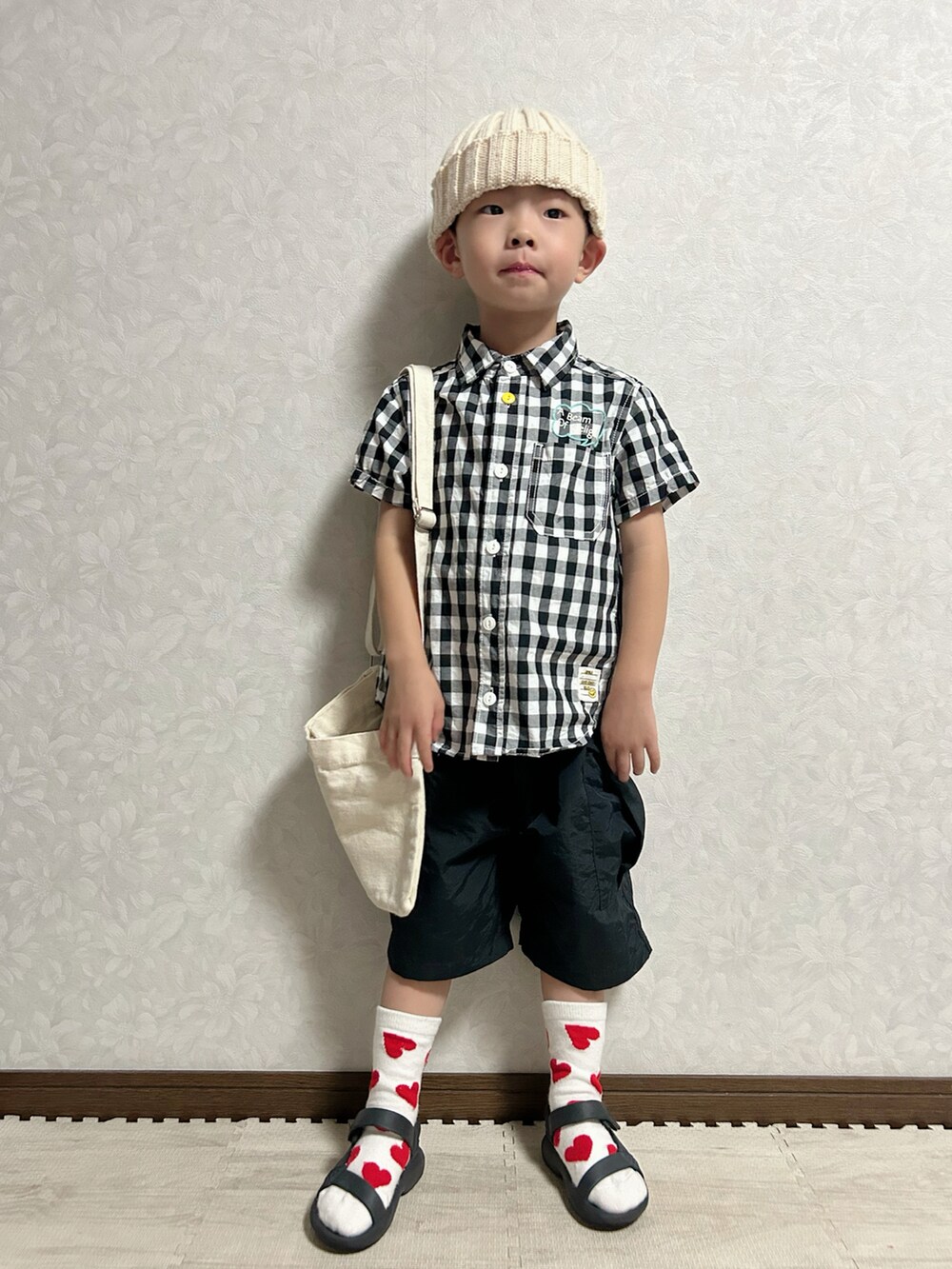 ブラック系のシャツ/ブラウス、ブラック系のカーゴパンツ、ブラック系のサンダルを着用したキッズの夏コーディネートの3枚目の写真