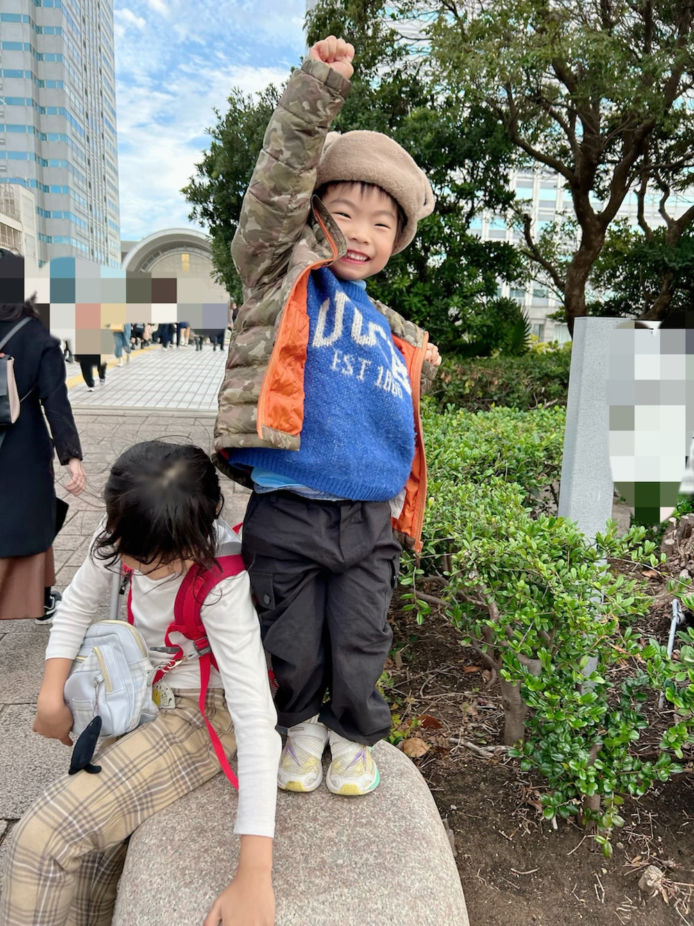 ブルー系のTシャツ/カットソー、グリーン系のダウンジャケット/コート、ブラック系のカーゴパンツを着用したキッズの冬コーディネートの4枚目の写真