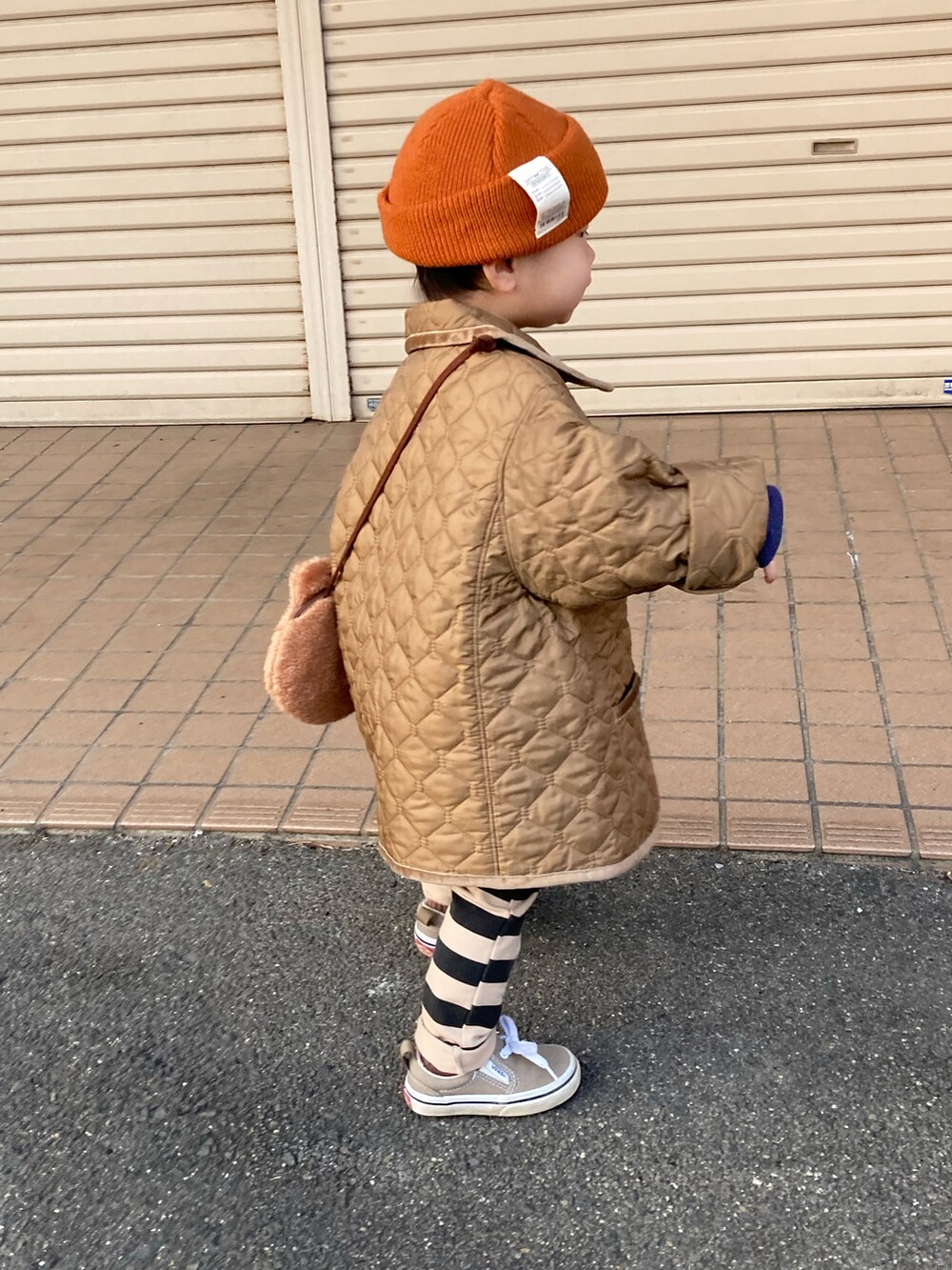 グリーン系のブルゾン、ブルー系のTシャツ/カットソー、ブラック系のその他パンツを着用したキッズの冬コーディネートの5枚目の写真