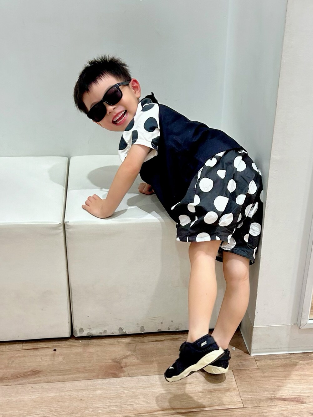 ホワイト系のTシャツ/カットソー、ブラック系のベスト、ブラック系のパンツを着用したキッズの夏コーディネートの3枚目の写真