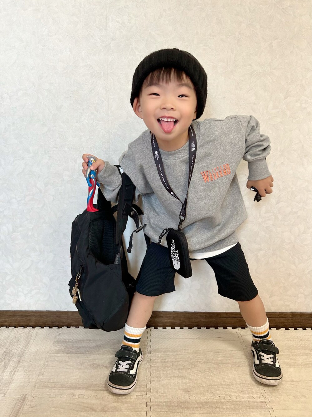 グレー系のスウェット、ブラック系のバックパック/リュック、ブラック系のパンツを着用したキッズの秋コーディネートの4枚目の写真