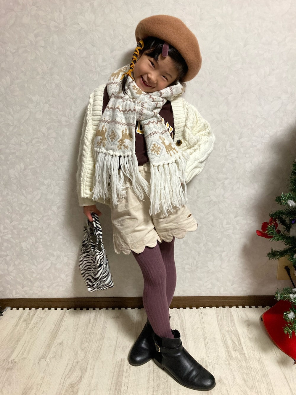 ブラウン系のスウェット、ホワイト系のカーディガン/ボレロ、ホワイト系のその他パンツを着用したキッズの冬コーディネートの3枚目の写真