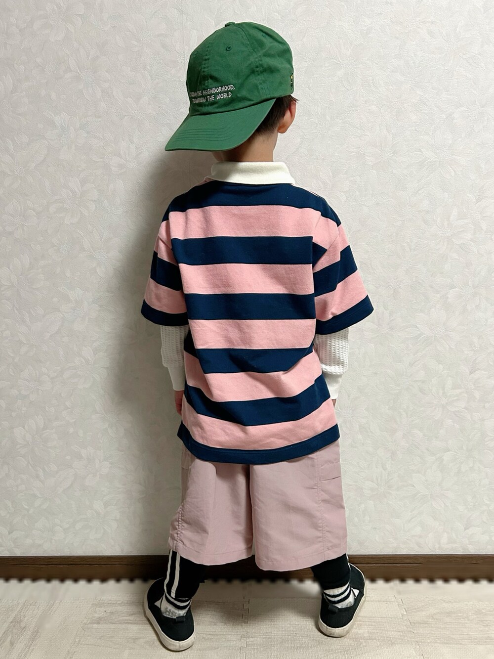 ピンク系のポロシャツ、ピンク系のパンツ、ブラック系のスリッポンを着用したキッズの春コーディネートの5枚目の写真