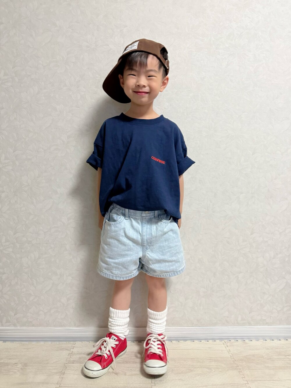 ブルー系のTシャツ/カットソー、ブルー系のデニムパンツ、レッド系のスニーカーを着用したキッズの春コーディネートの5枚目の写真