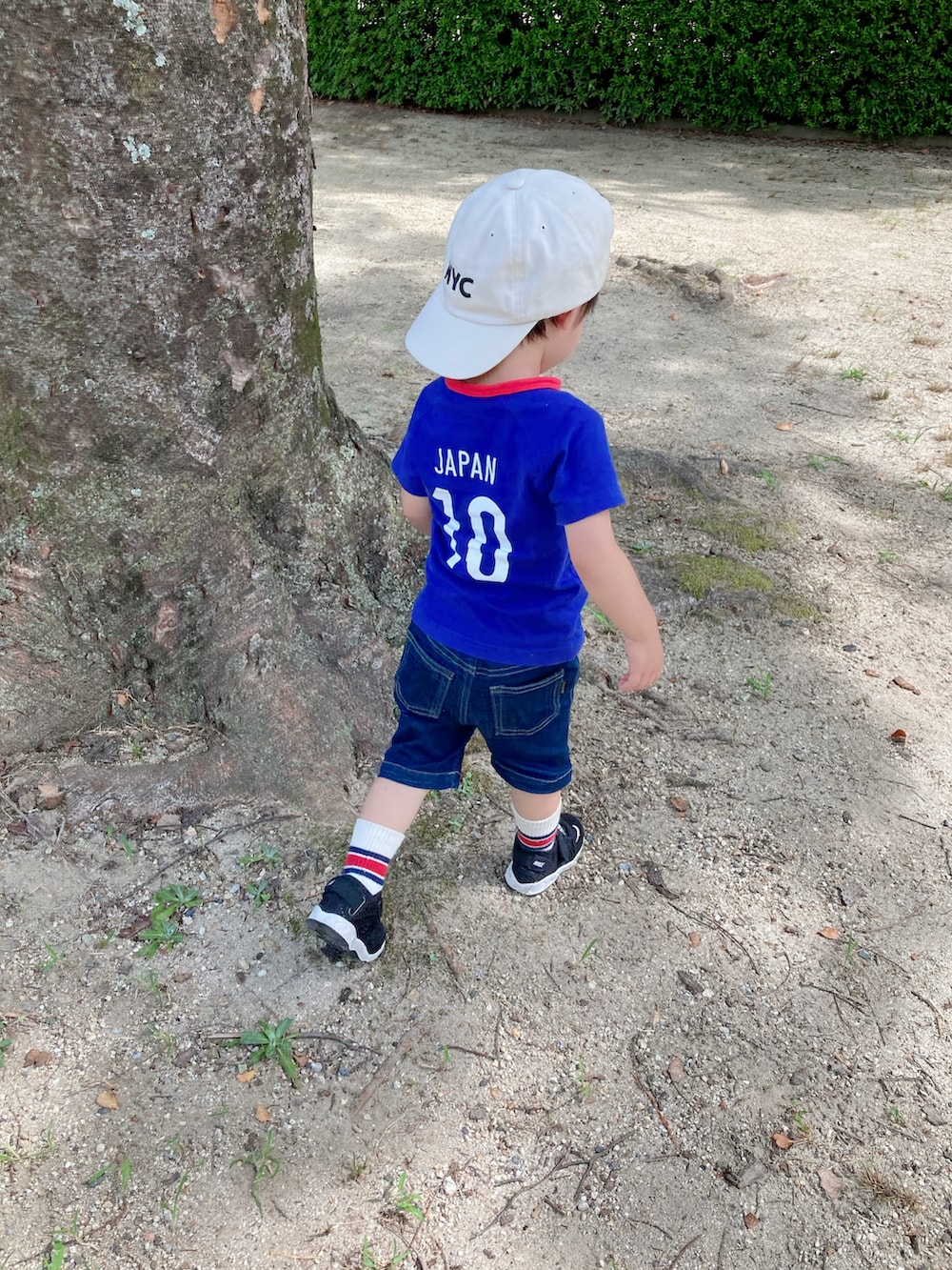 ブルー系のTシャツ/カットソー、ブルー系のデニムパンツ、ブラック系のスニーカーを着用したキッズの夏コーディネートの3枚目の写真