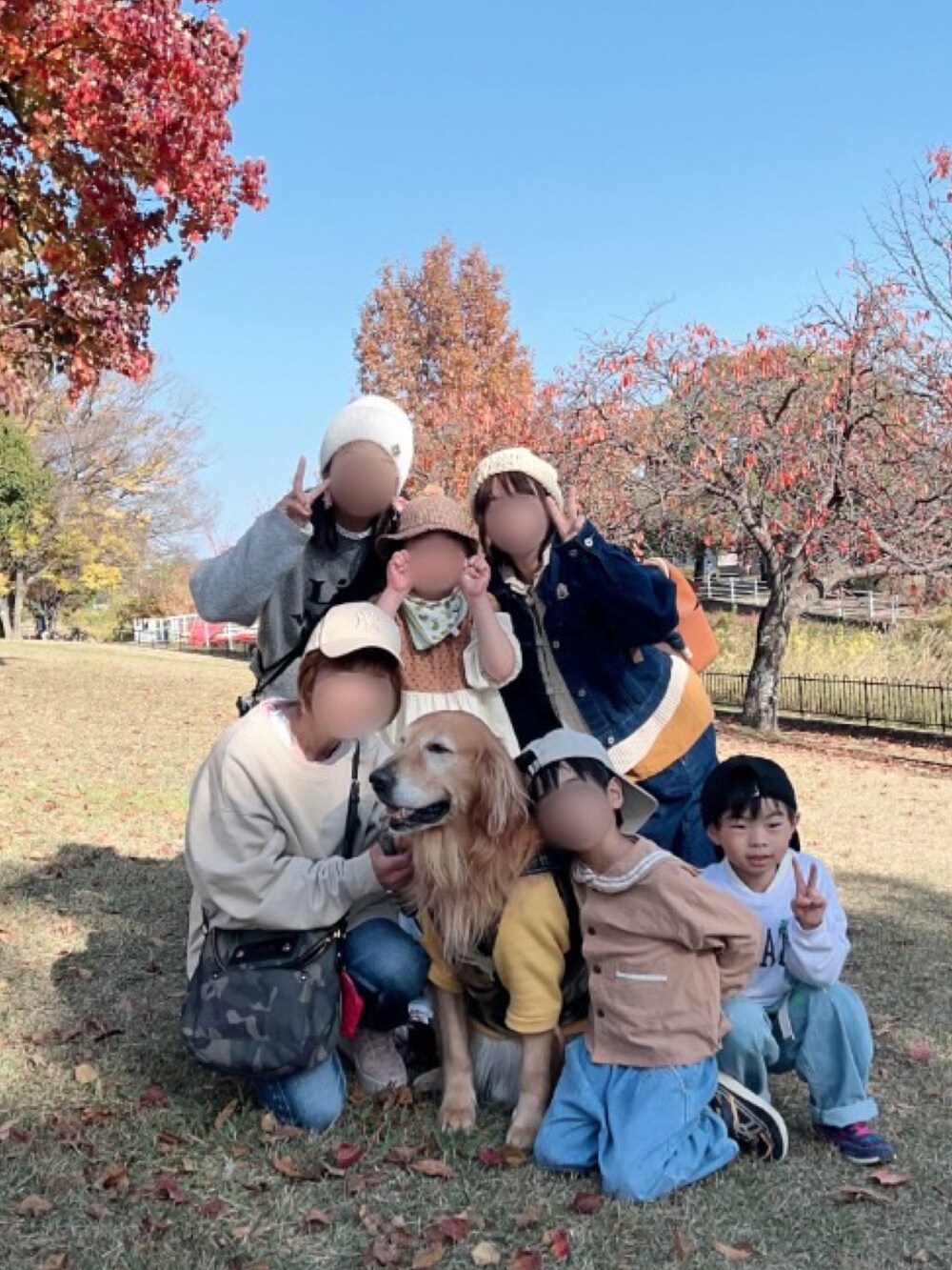 ピンク系のトートバッグ、グリーン系のスリッポン、グレー系のスウェットを着用したキッズの冬コーディネートの5枚目の写真