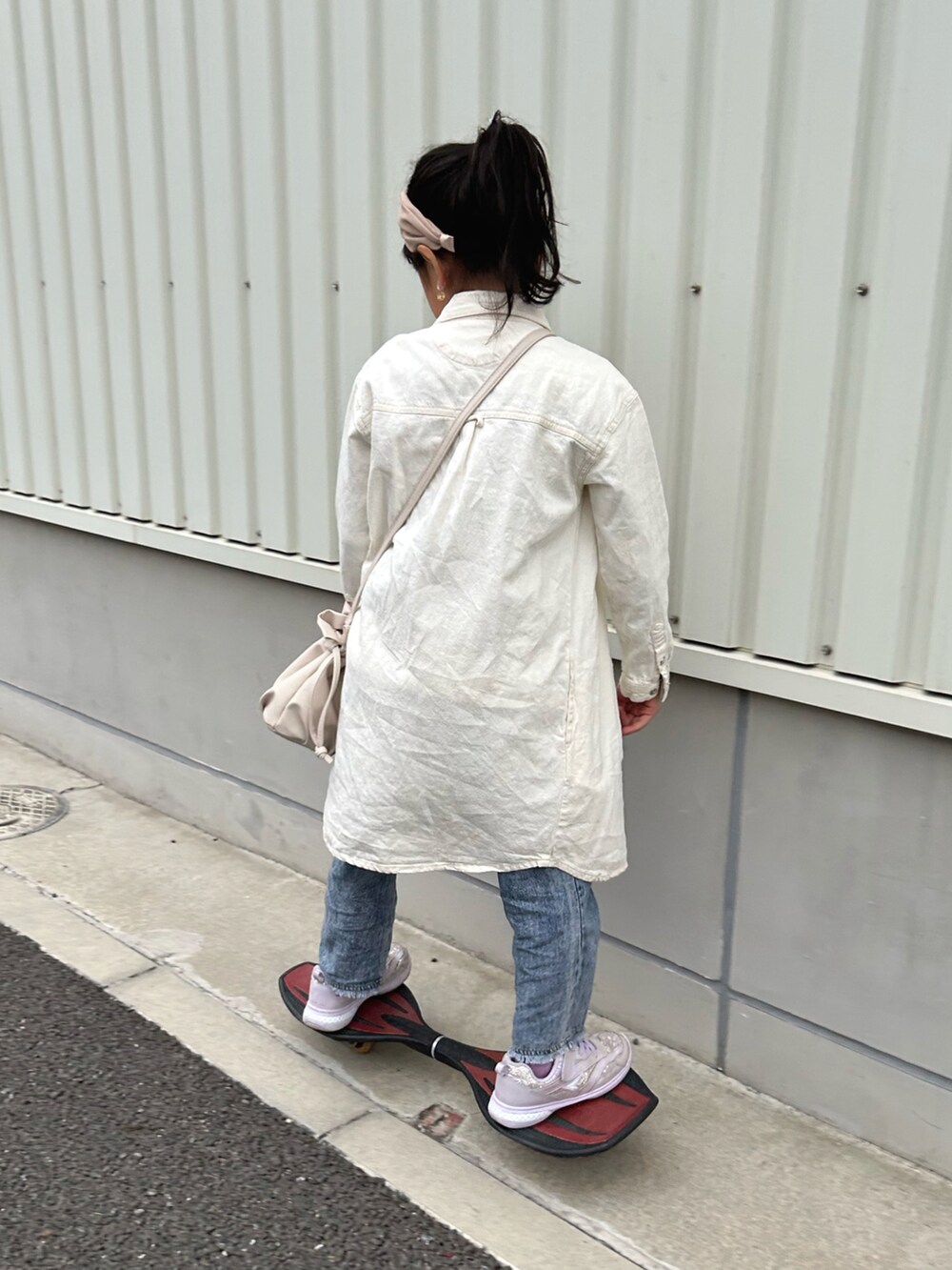 ブルー系のTシャツ/カットソー、ホワイト系のワンピース、ブルー系のデニムパンツを着用したキッズの春コーディネートの5枚目の写真