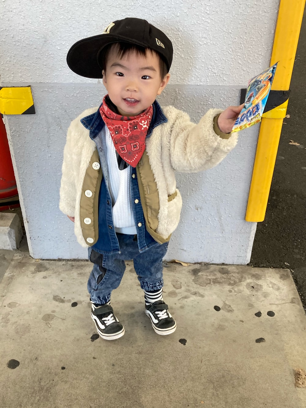 ベージュ系のノーカラージャケット、ブルー系のシャツ/ブラウス、ブルー系のデニムパンツを着用したキッズの冬コーディネートの2枚目の写真