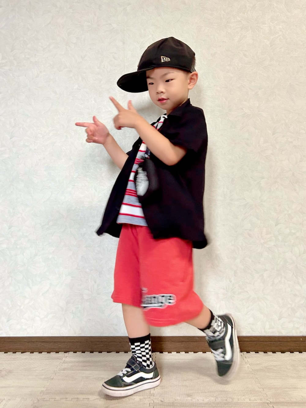 グレー系のTシャツ/カットソー、ブラック系のシャツ/ブラウス、レッド系のその他パンツを着用したキッズの夏コーディネートの2枚目の写真