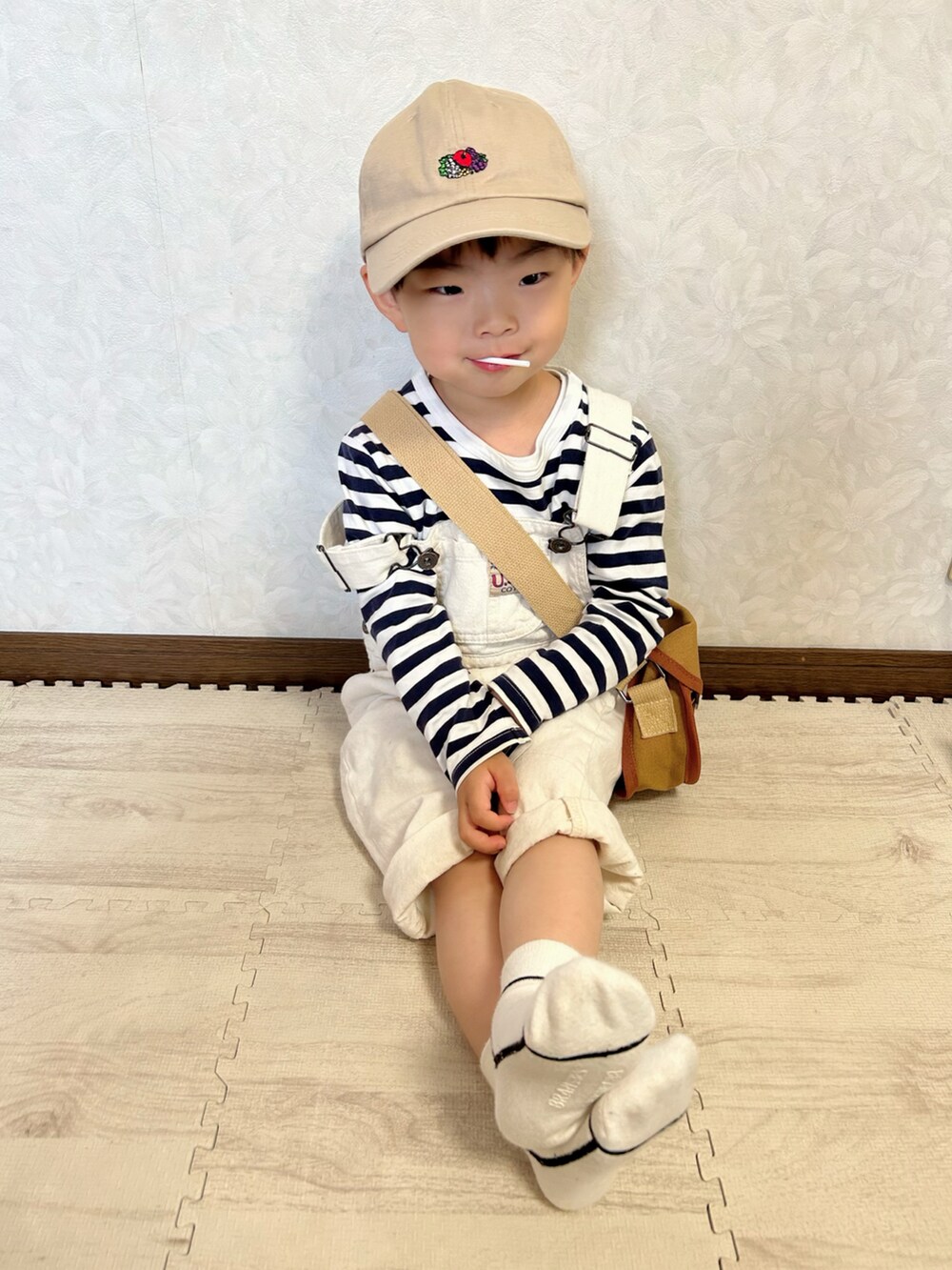 ブルー系のTシャツ/カットソー、ホワイト系のサロペット/オーバーオール、ブラウン系のショルダーバッグを着用したキッズの春コーディネートの5枚目の写真