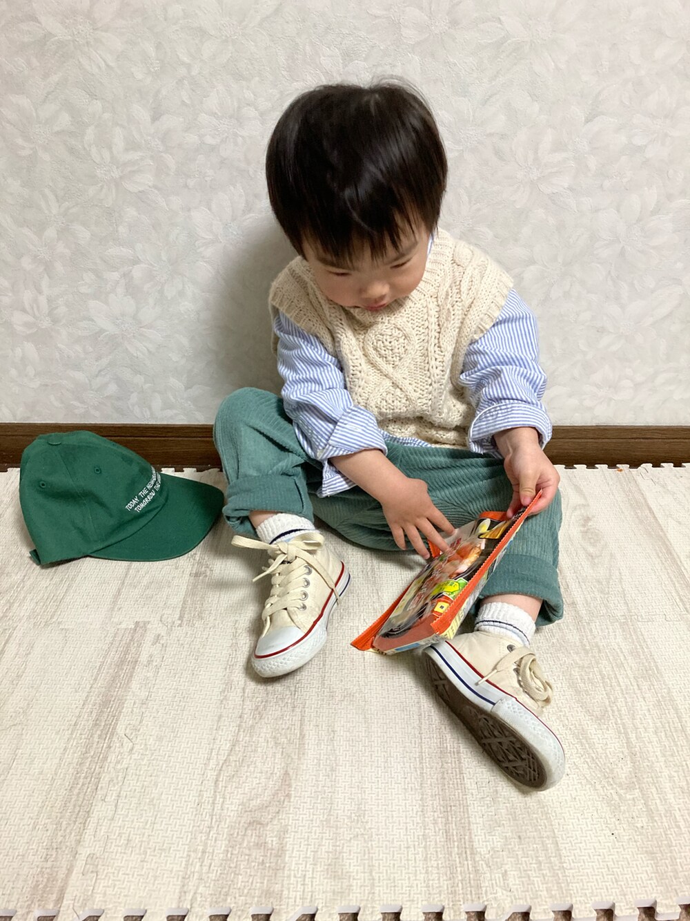 グリーン系のシャツ/ブラウス、グリーン系のその他パンツ、ブラウン系のカチューシャを着用したキッズの冬コーディネートの3枚目の写真