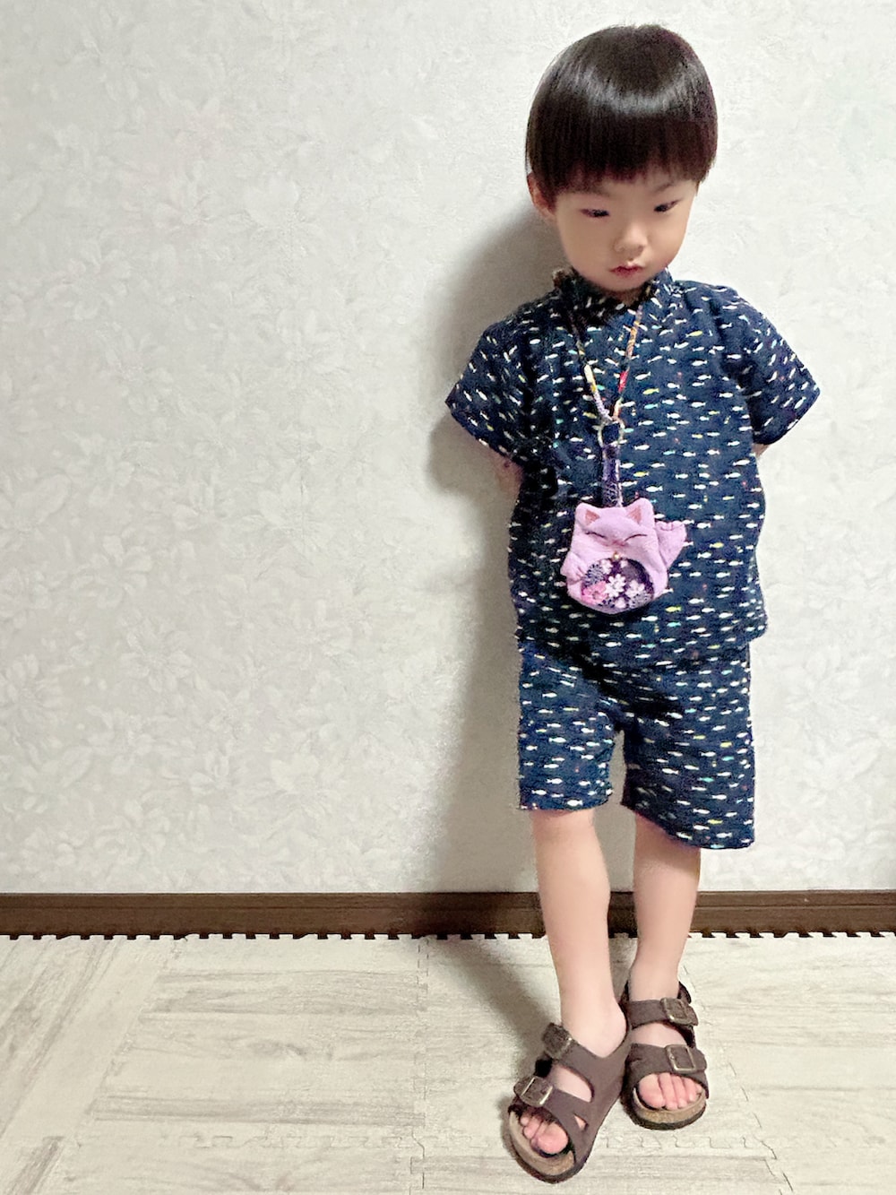 ブラウン系のサンダル、その他のトートバッグ、ブラウン系のハットを着用したキッズの夏コーディネートの4枚目の写真