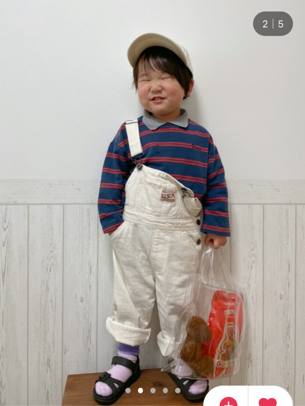 ブルー系のシャツ/ブラウス、グレー系のTシャツ/カットソー、ホワイト系のサロペット/オーバーオールを着用したキッズの春コーディネートの3枚目の写真