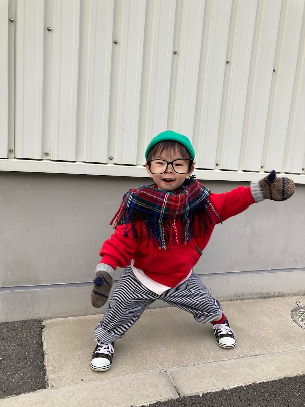 レッド系のスウェット、ブラック系のスニーカー、その他のサロペット/オーバーオールを着用したキッズの冬コーディネートの2枚目の写真