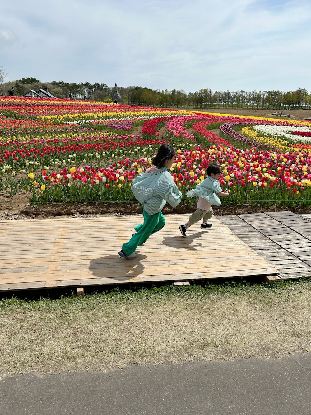 ホワイト系のTシャツ/カットソー、ピンク系のTシャツ/カットソー、ゴールド系のTシャツ/カットソーを着用したキッズの春コーディネートの3枚目の写真
