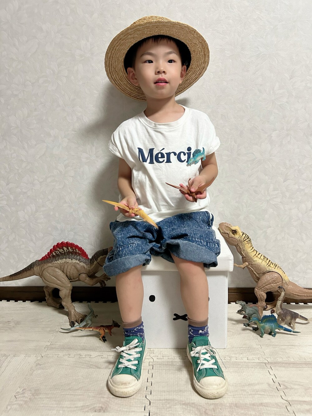 ホワイト系のTシャツ/カットソー、ブルー系のデニムパンツ、グリーン系のスニーカーを着用したキッズの夏コーディネートの3枚目の写真