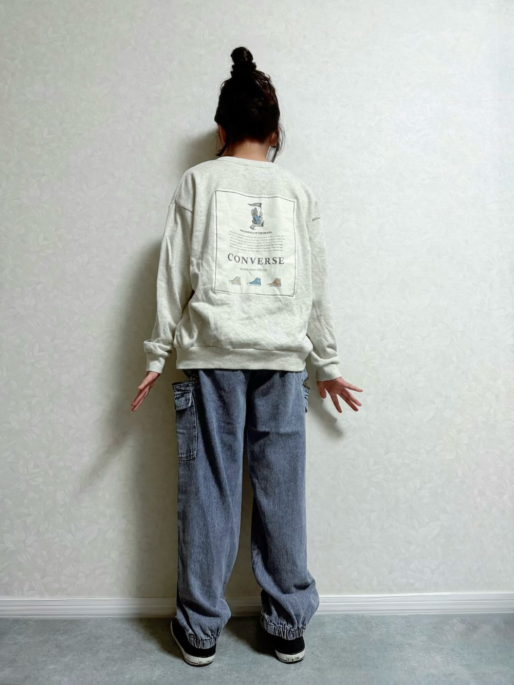 ブルー系のカーゴパンツ、ブラック系のスニーカー、グレー系のスウェットを着用したキッズの秋コーディネートの2枚目の写真