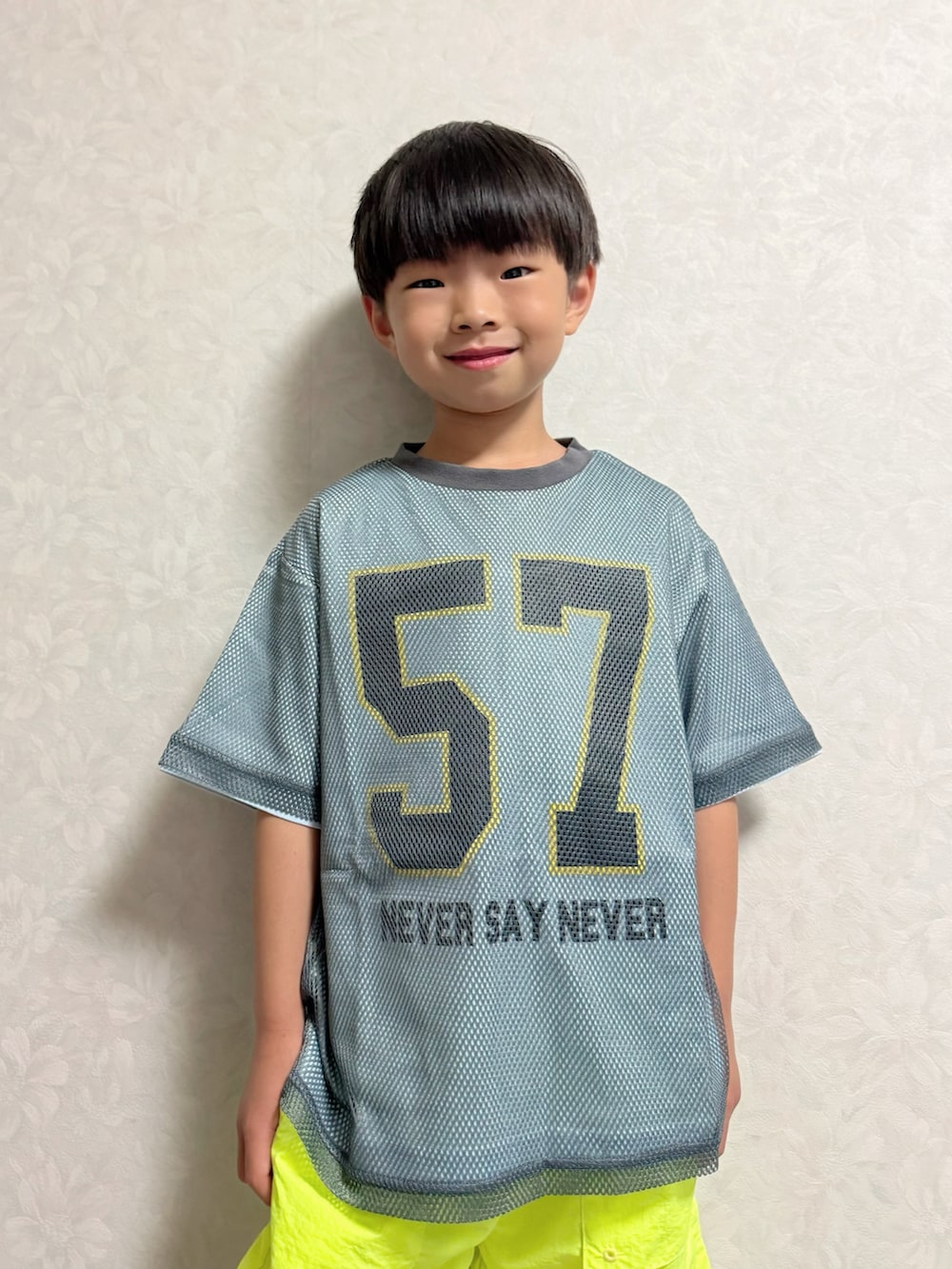 グレー系のTシャツ/カットソー、イエロー系のその他パンツ、オレンジ系のショルダーバッグを着用したキッズの夏コーディネートの3枚目の写真