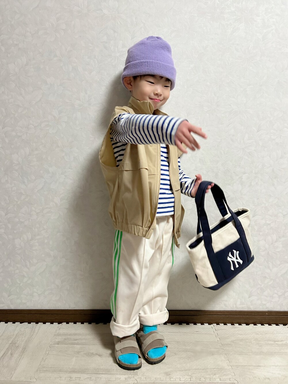 ブルー系のTシャツ/カットソー、ベージュ系のベスト、ホワイト系のその他パンツを着用したキッズの春コーディネートの4枚目の写真