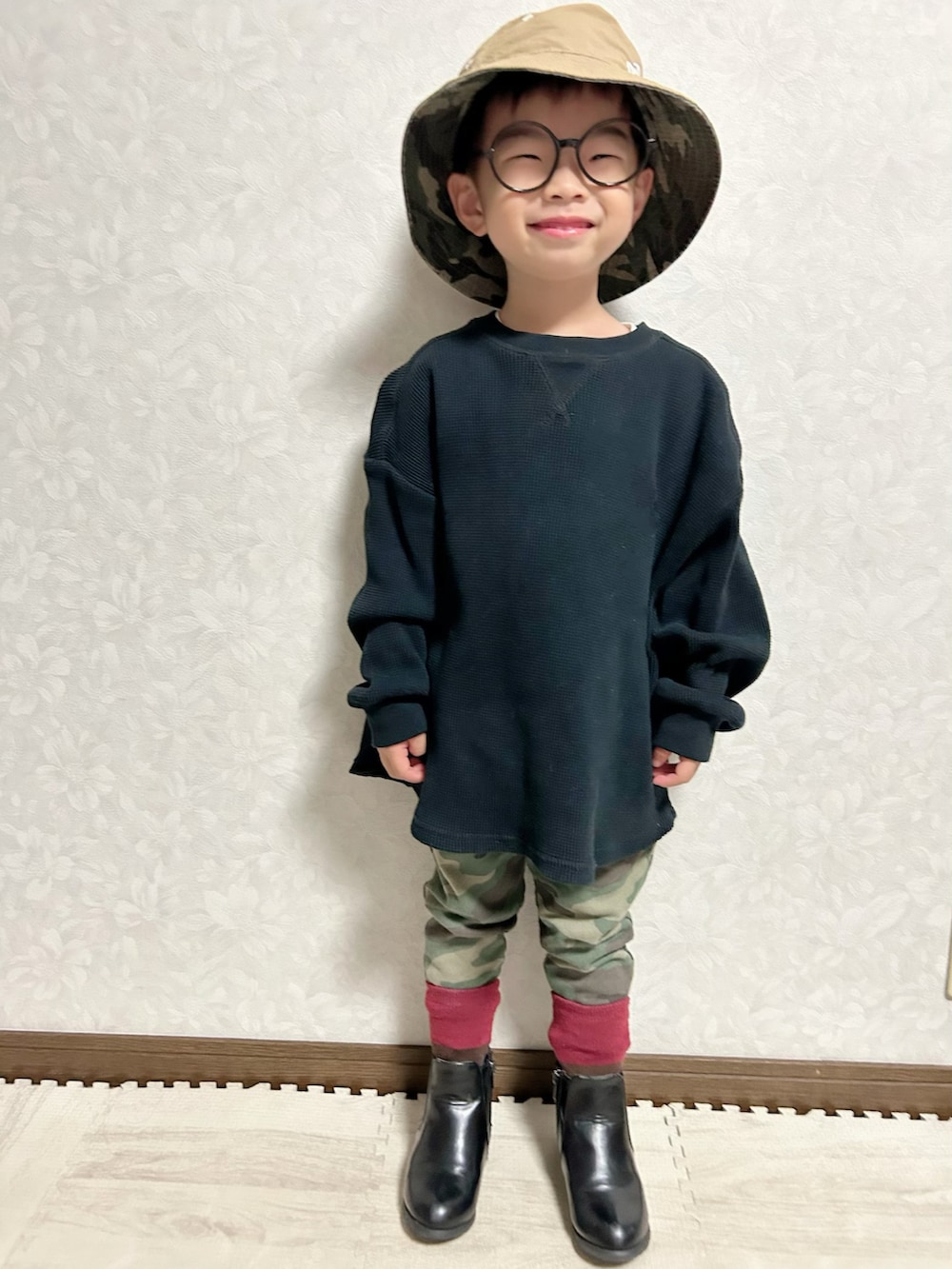 ブラック系のTシャツ/カットソー、ブラック系のTシャツ/カットソー、その他のスウェットパンツを着用したキッズの秋コーディネートの4枚目の写真