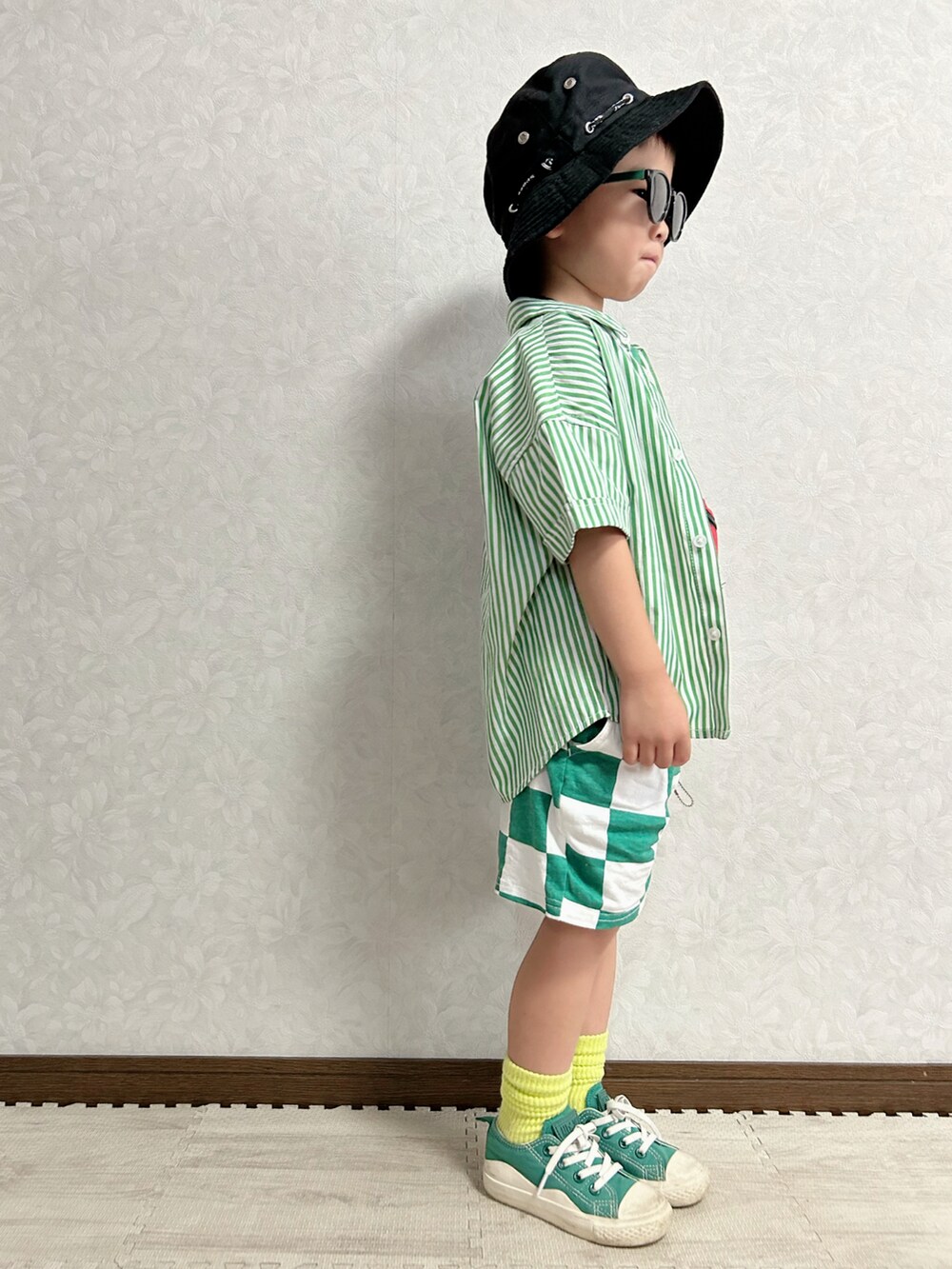 ベージュ系のタンクトップ、グリーン系のシャツ/ブラウス、グリーン系のパンツを着用したキッズの夏コーディネートの3枚目の写真