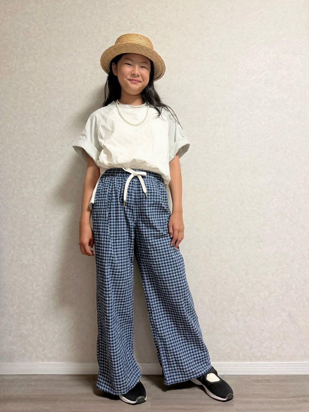 ブルー系のその他パンツ、ブラック系のサンダル、ブルー系のTシャツ/カットソーを着用したキッズの夏コーディネートの3枚目の写真
