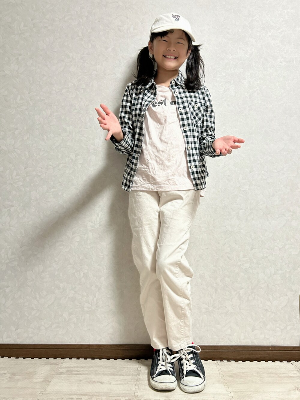 ホワイト系のTシャツ/カットソー、ホワイト系のカーゴパンツ、グリーン系のトートバッグを着用したレディースの秋コーディネートの4枚目の写真