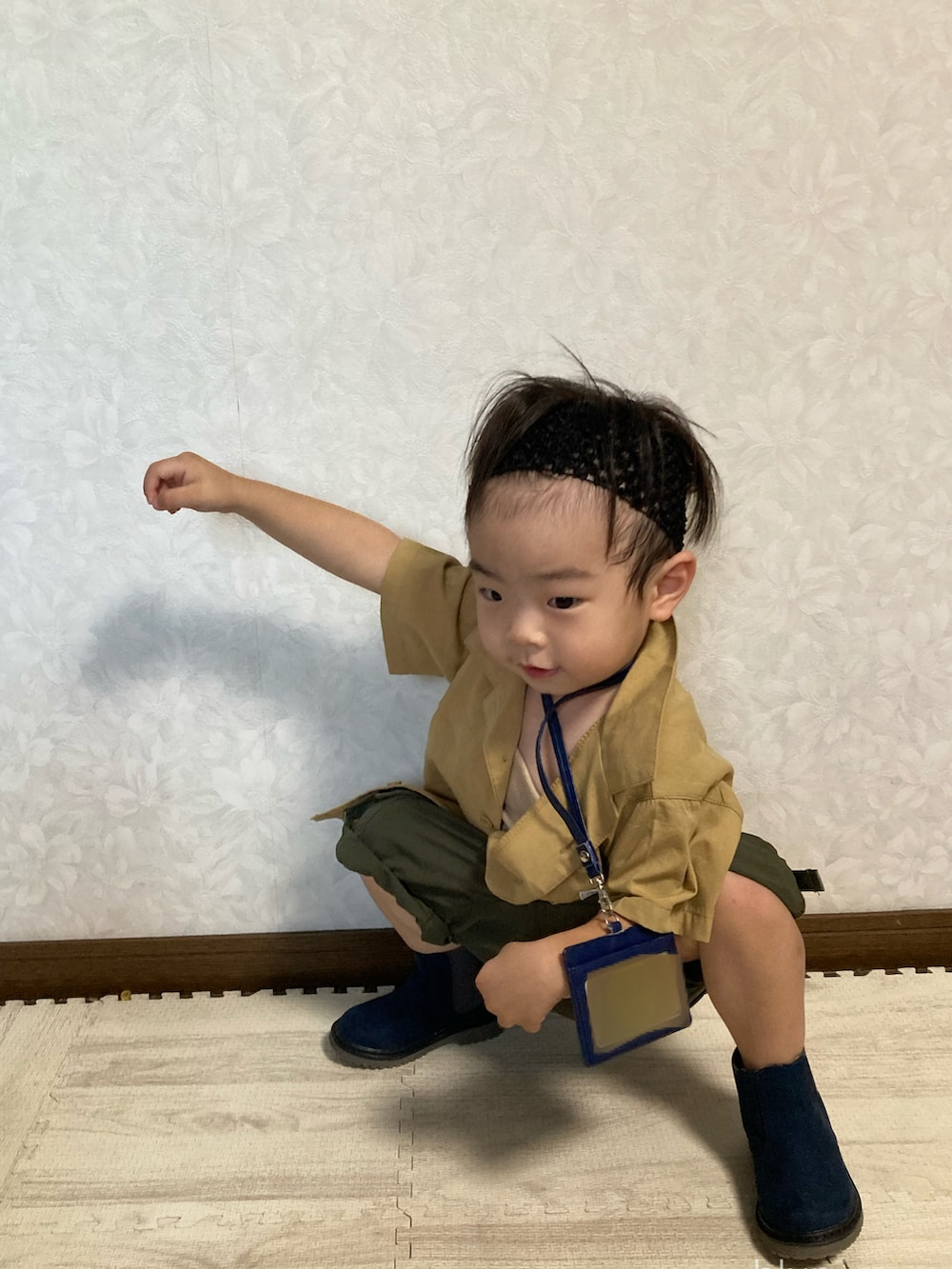 イエロー系のシャツ/ブラウス、ベージュ系のタンクトップ、グリーン系のカーゴパンツを着用したキッズの夏コーディネートの5枚目の写真